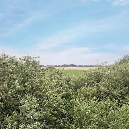 2 Bedroom Beautiful In Hébergement de vacances *